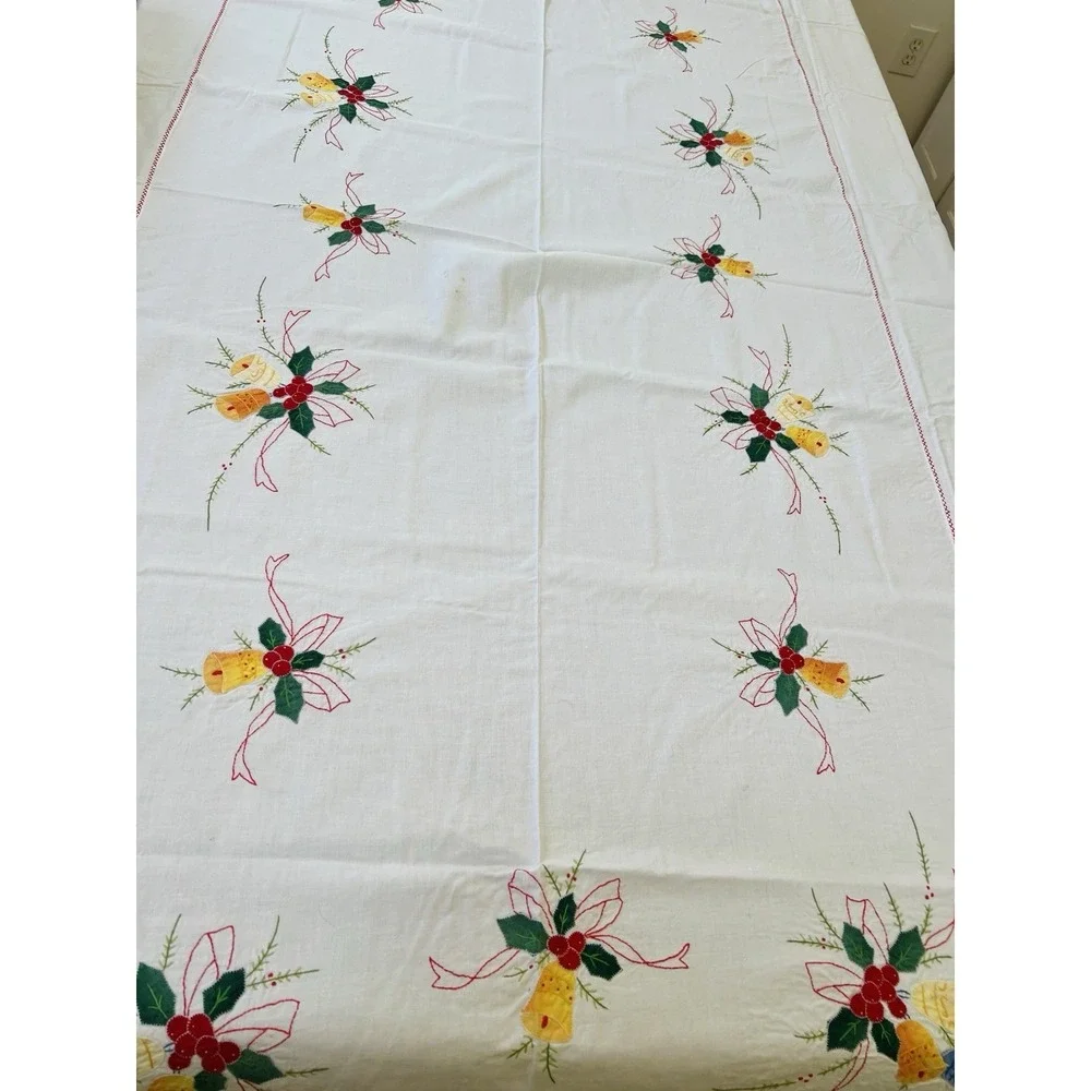 VINTAGE HAND EMBROIDERED CHRISTMAS TABLECLOTH Set W/12 Napkins 72X 108